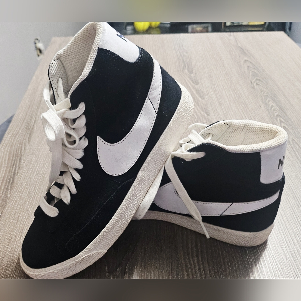 Vintage Youth Nike Blazer Mid 77 black & white suede sneakers EUC size 5Y